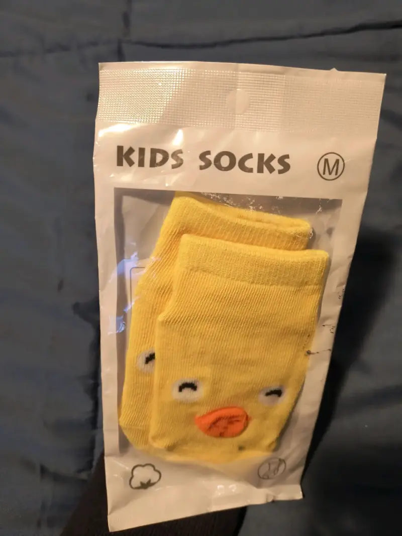 Calcetines para niños amarillos con diseño de pato