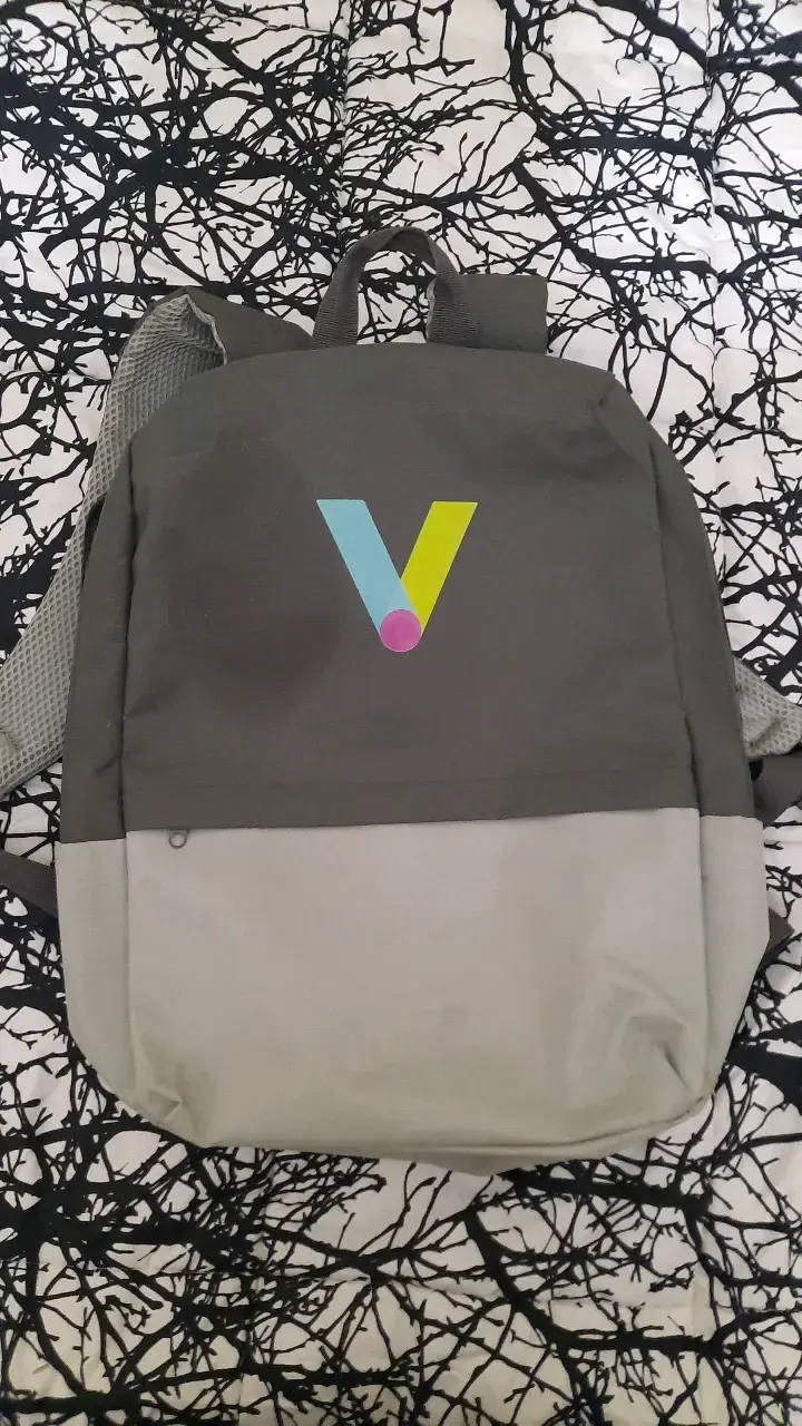Mochila gris con diseño moderno - 1