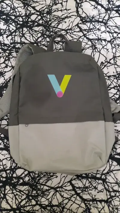 Mochila gris con diseño moderno - miniatura 1