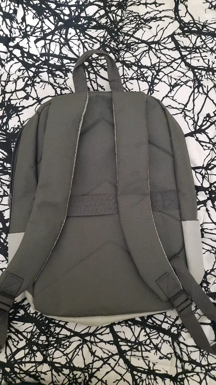 Mochila gris con diseño moderno - 2