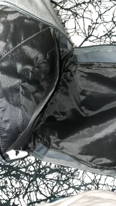 Mochila gris con diseño moderno - miniatura 3