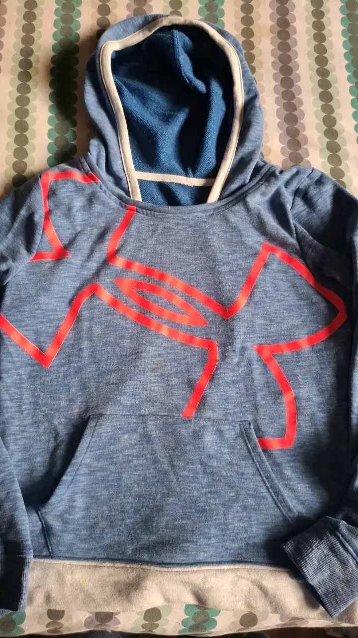 Polerón under armour con capucha azul y logo rojo