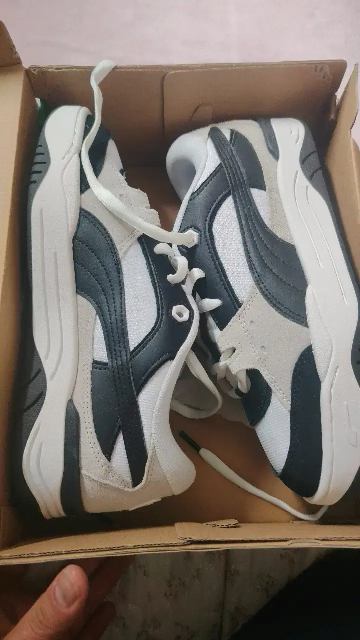 Zapatillas deportivas Puma blancas y negras - 1