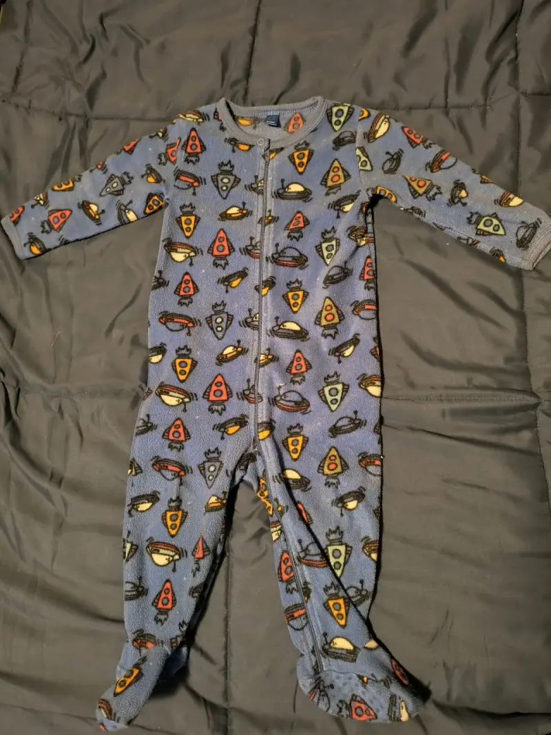 Pijama enterito de polar con diseño espacial - 1