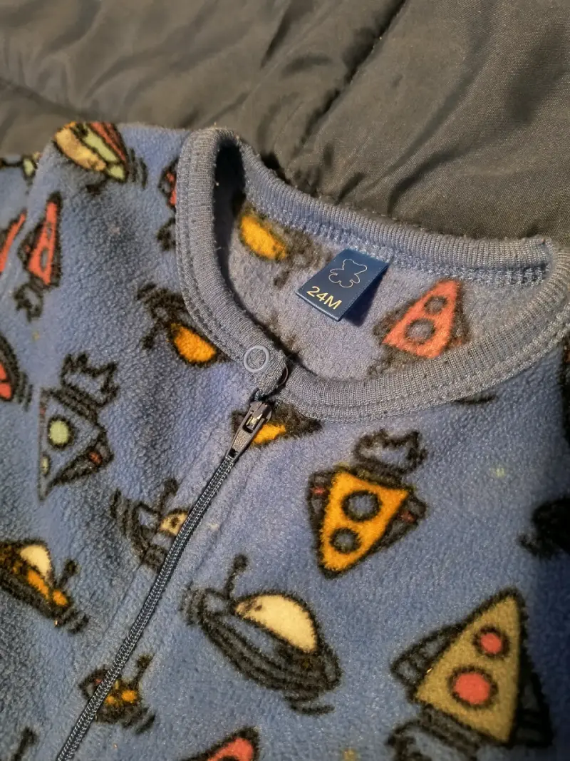 Pijama enterito de polar con diseño espacial - 2