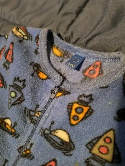 Pijama enterito de polar con diseño espacial - miniatura 2
