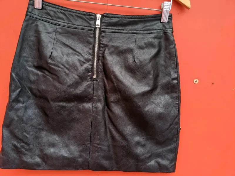 Falda de cuero sintético negra con tachas - 5