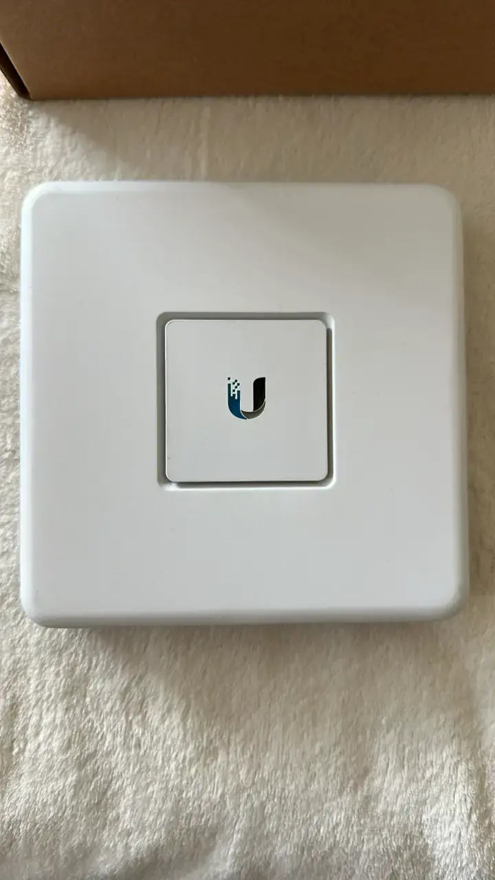 Router Ubiquiti UniFi USG con adaptador - 1