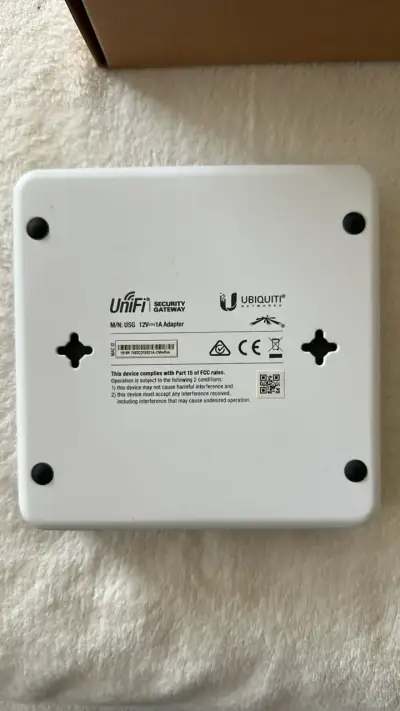 Router Ubiquiti UniFi USG con adaptador - miniatura 2