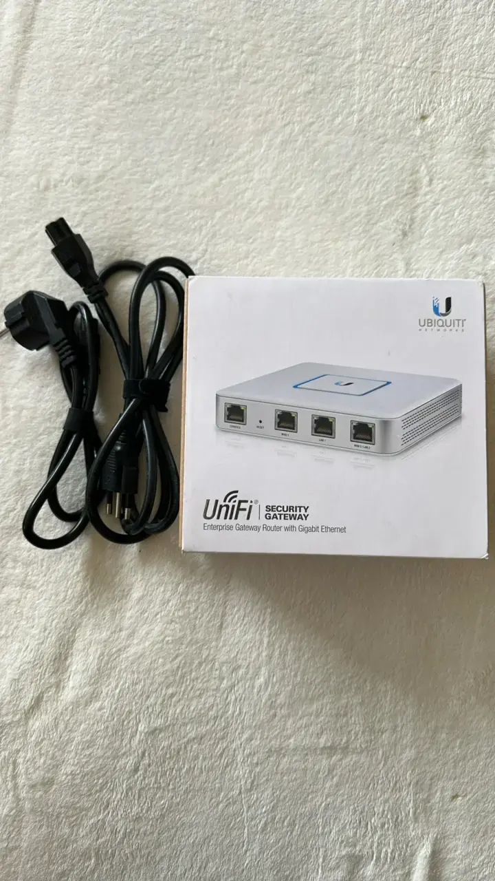 Router Ubiquiti UniFi USG con adaptador - 5