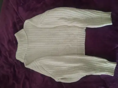 Suéter Crop de punto blanco con cuello alto - miniatura 1