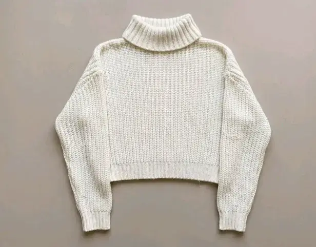 Suéter Crop de punto blanco con cuello alto - 2