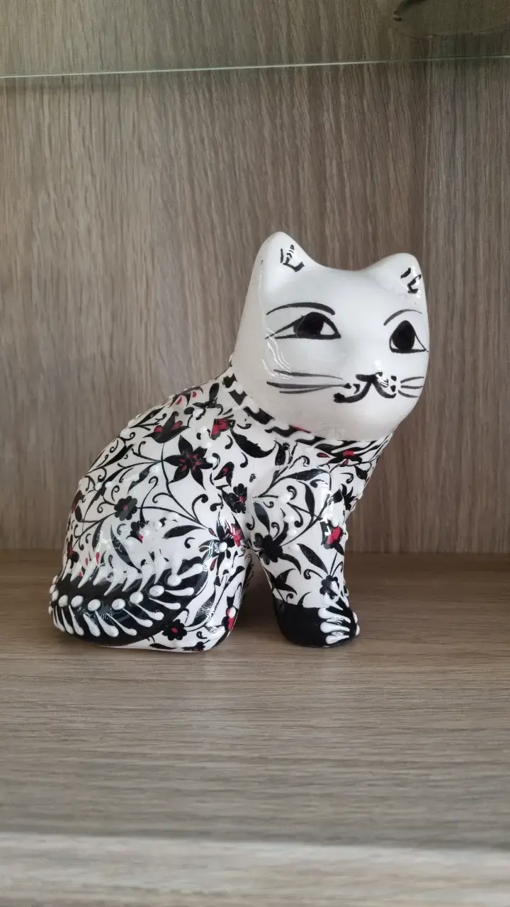Figura decorativa de gato cerámico con diseño floral - 1