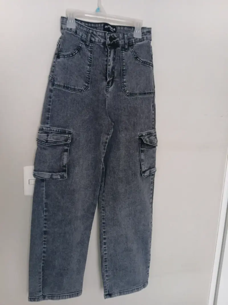 Jeans cargo gris con bolsillos amplios - 1