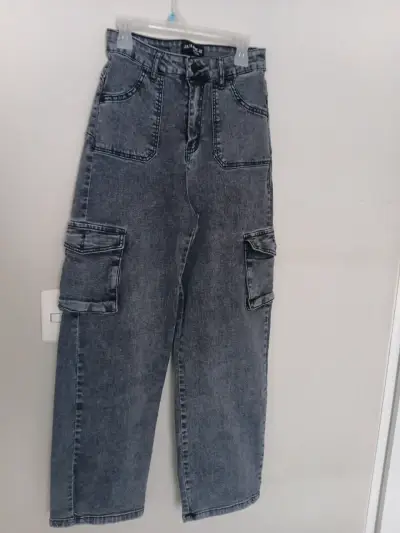 Jeans cargo gris con bolsillos amplios - miniatura 1