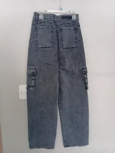 Jeans cargo gris con bolsillos amplios - miniatura 2