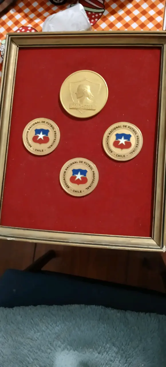 Set de medallas de fútbol chileno enmarcadas - 1