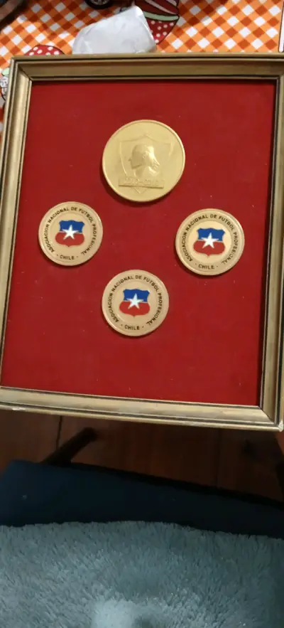 Set de medallas de fútbol chileno enmarcadas - miniatura 1