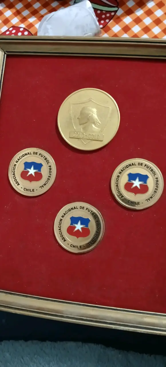 Set de medallas de fútbol chileno enmarcadas - 2