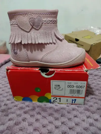 Botines rosados para niña con flecos y corazones - miniatura 1
