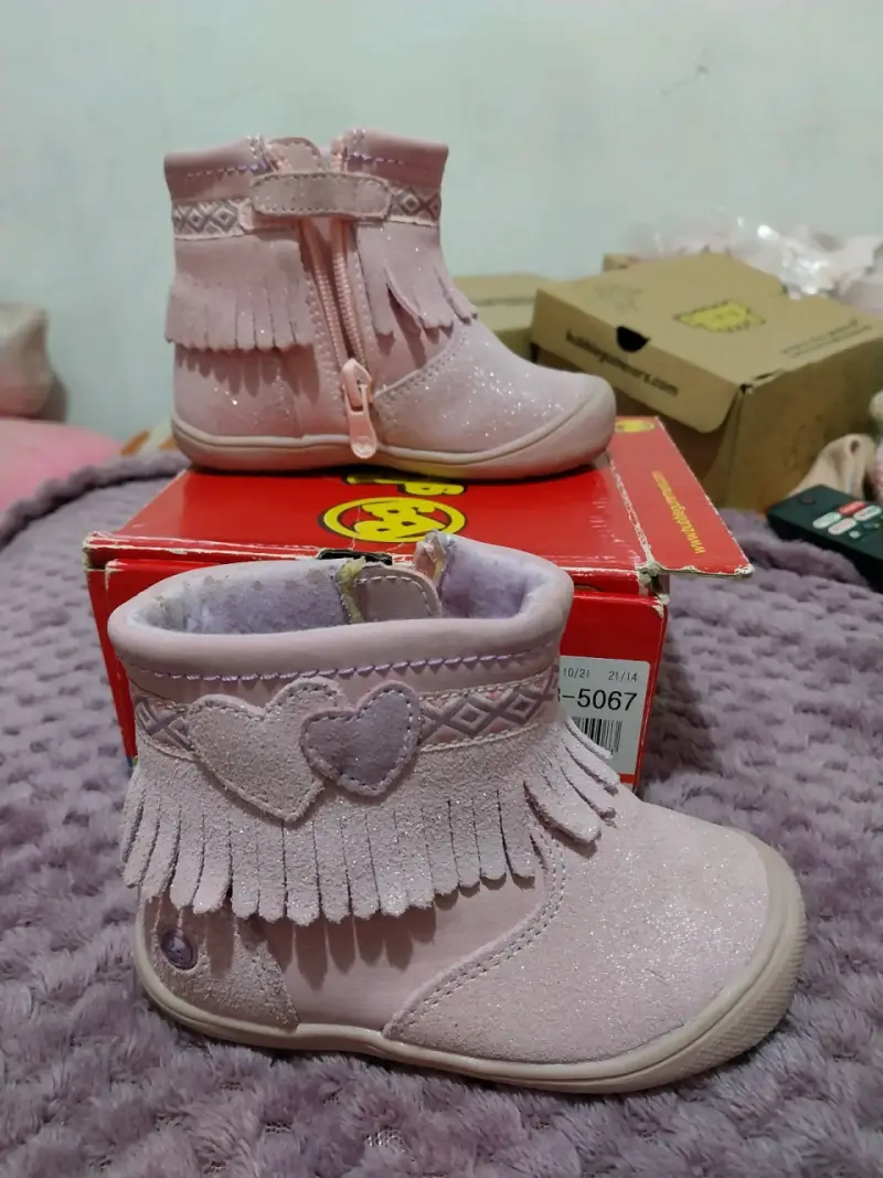 Botines rosados para niña con flecos y corazones - 2