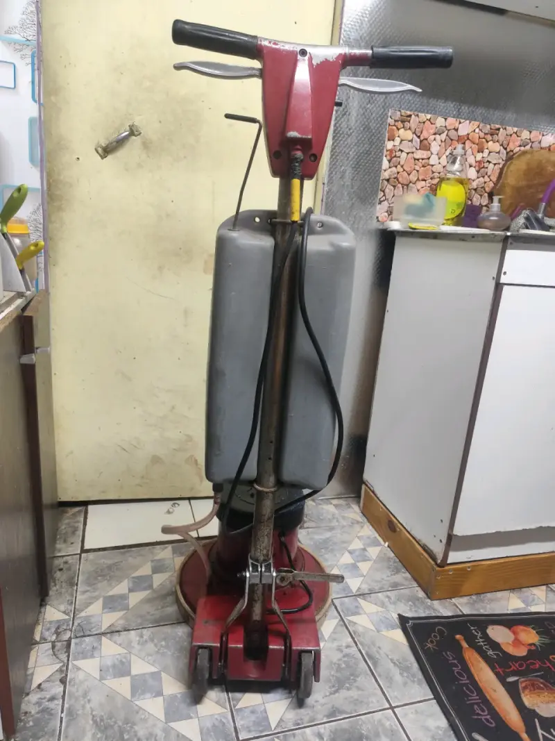 Máquina pulidora de pisos industrial con cepillos - 1