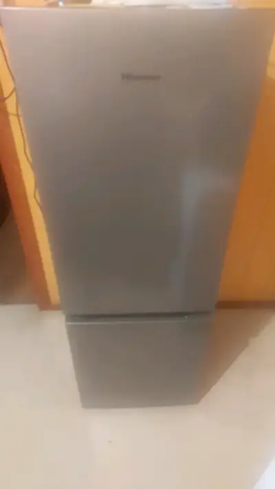 Refrigerador Hisense gris en buen estado - miniatura 1