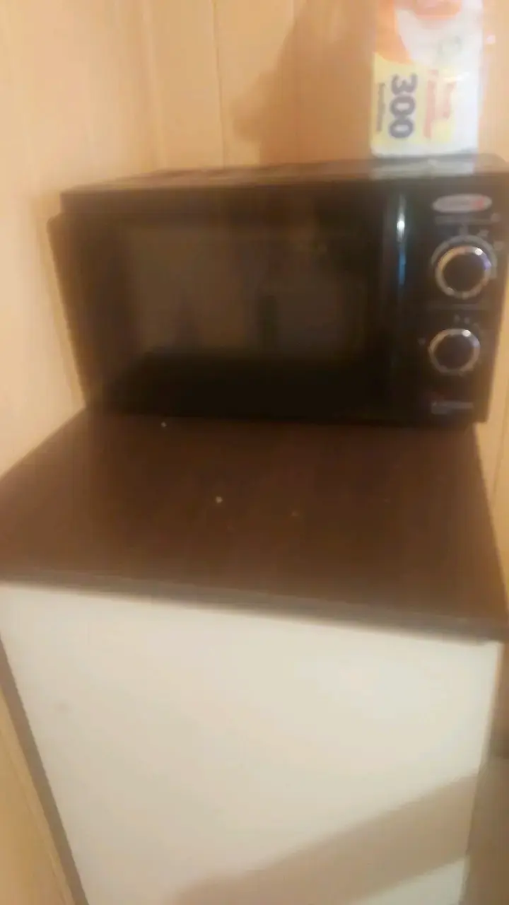 Refrigerador Hisense gris en buen estado - 3