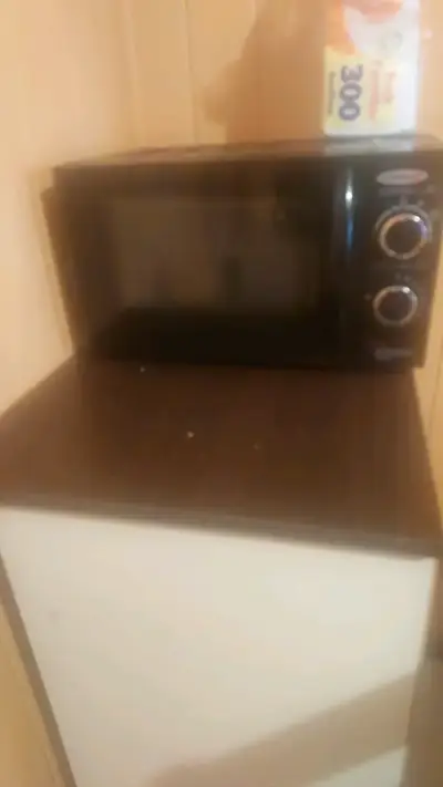 Refrigerador Hisense gris en buen estado - miniatura 3