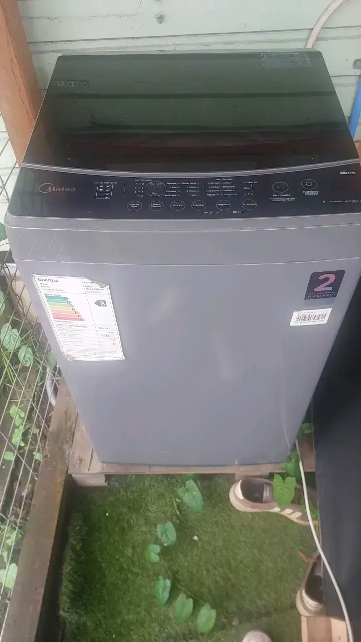 Refrigerador Hisense gris en buen estado - 6