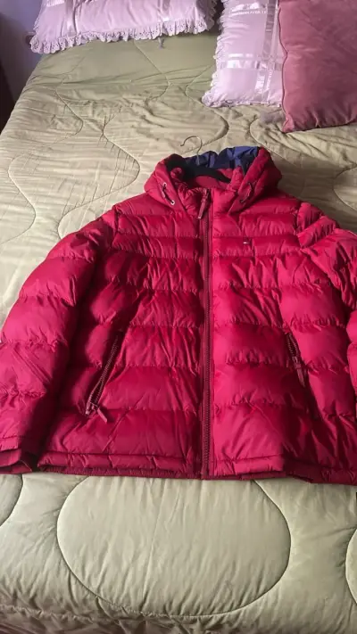 Chaqueta acolchada roja con capucha - miniatura 1
