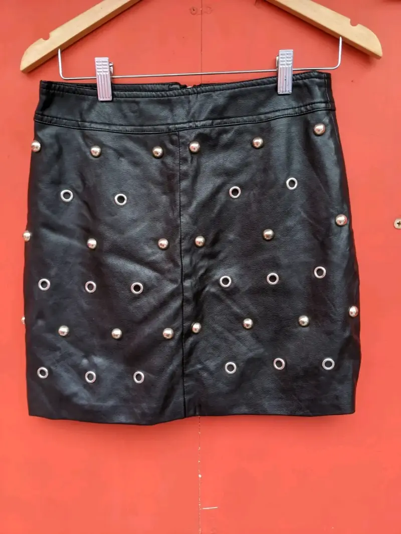 Falda de cuero negra con tachas metálicas