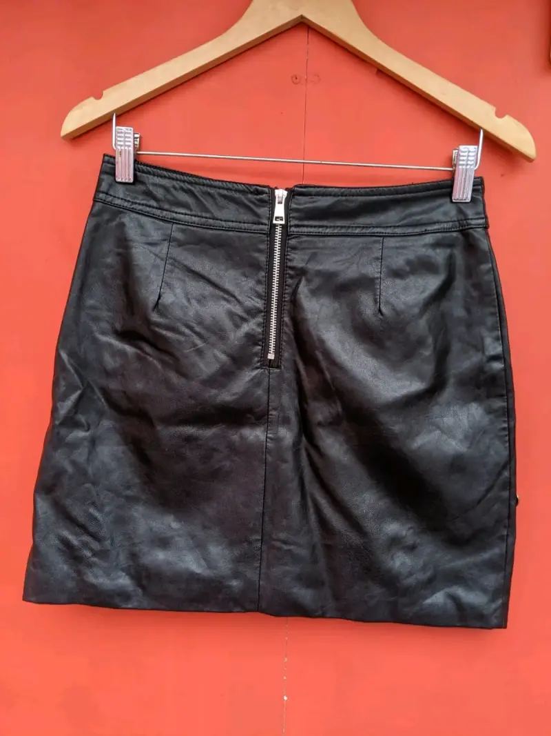 Falda de cuero negra con tachas metálicas - 2