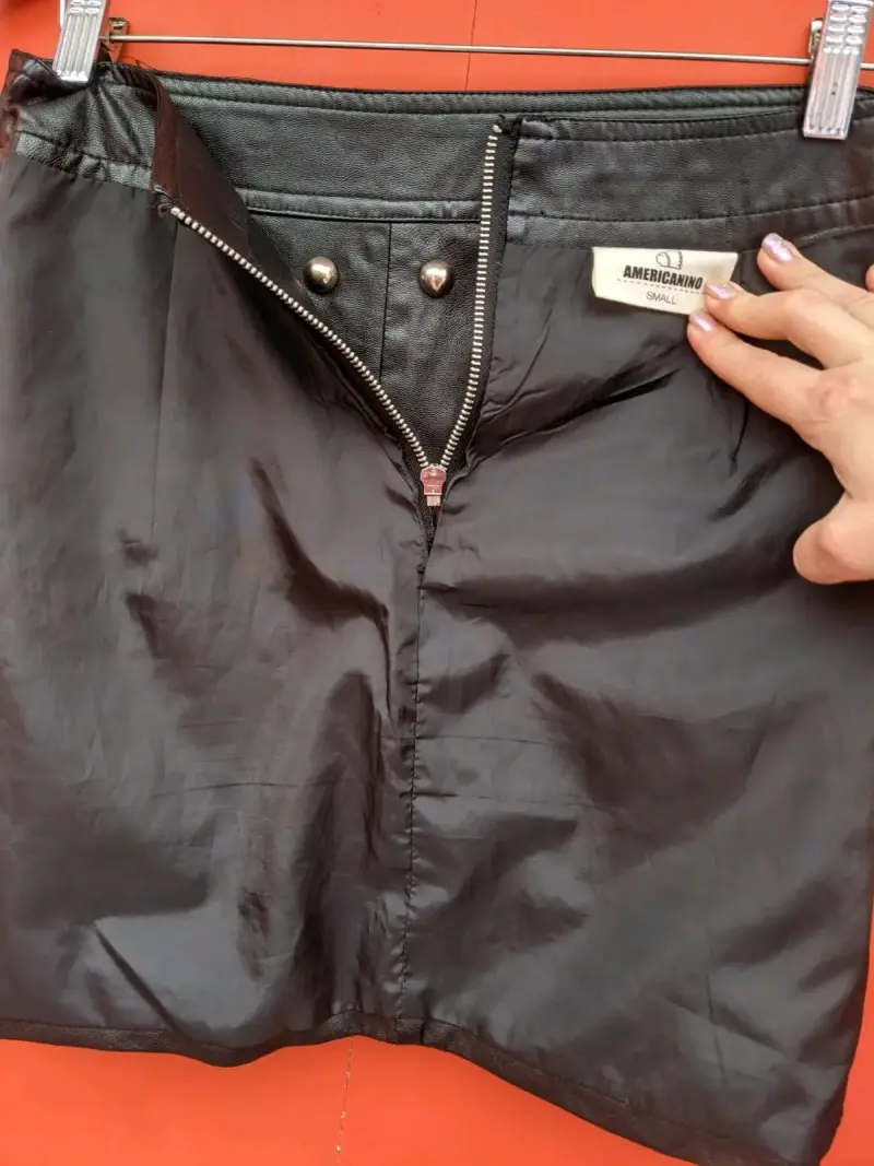 Falda de cuero negra con tachas metálicas - 4