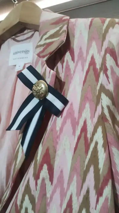 Blazer estampado zigzag rosa y beige para mujer - miniatura 2