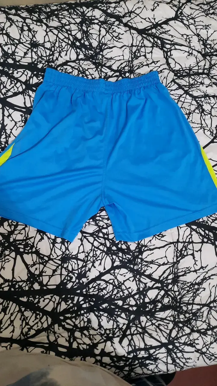 Shorts deportivos azules con detalles amarillos - 2