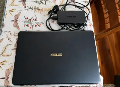 Laptop ASUS con cargador en buen estado - miniatura 1