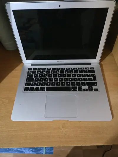 MacBook Air en buen estado - miniatura 2