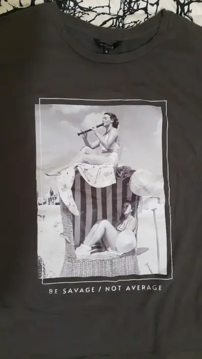 Polera negra con diseño vintage Marquis - miniatura 1
