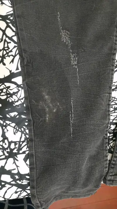 Jeans negros con diseño desgastado para hombre - miniatura 2