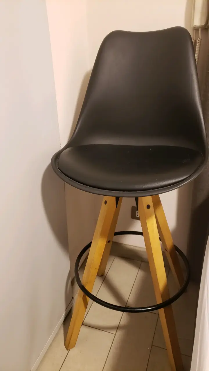 Silla alta de bar negra con patas de madera - 1