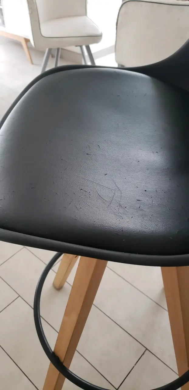 Silla alta de bar negra con patas de madera - 2