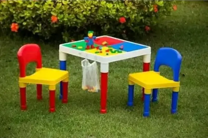 Mesa y sillas infantiles de plástico coloridas - 1