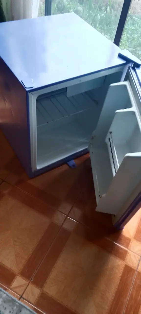 Mini refrigerador azul compacto - 1