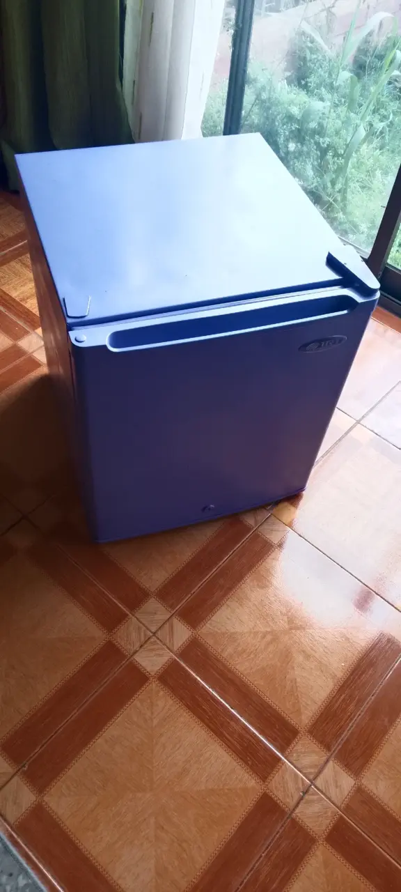 Mini refrigerador azul compacto - 2