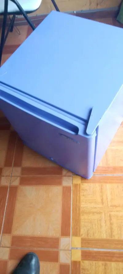 Mini refrigerador azul compacto - miniatura 3