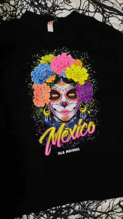 Polera negra con diseño de calavera y flores - miniatura 1