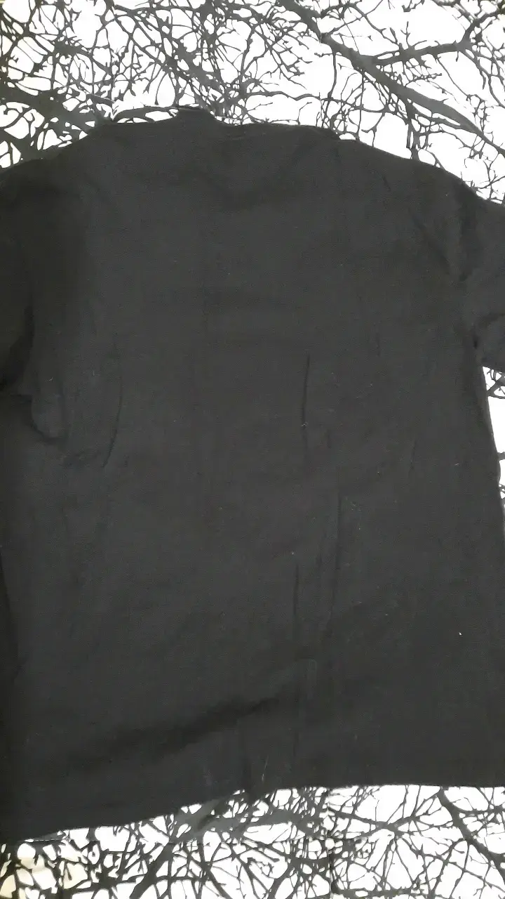 Polera negra con diseño de calavera y flores - 2