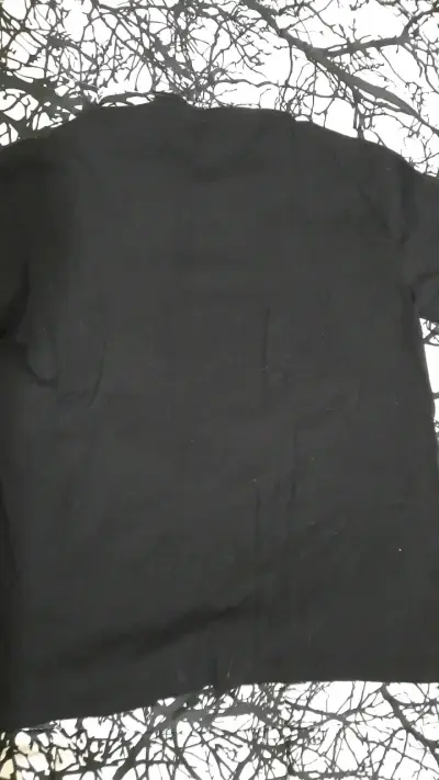 Polera negra con diseño de calavera y flores - miniatura 2