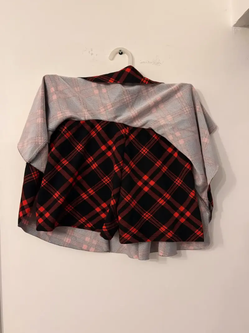 Falda corta escocesa roja y negra - 2